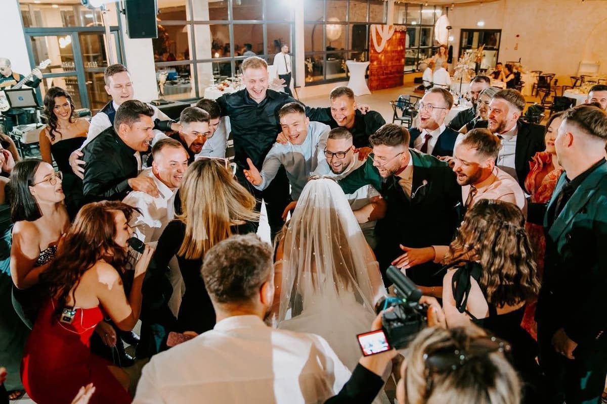 The Bride Stealers Band 4